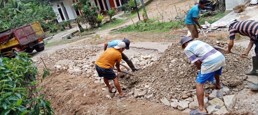  Swadaya Warga Pemberian Sabes untuk Perbaikan Jalan Rusak di Dusun 4 Pekon Banjarejo